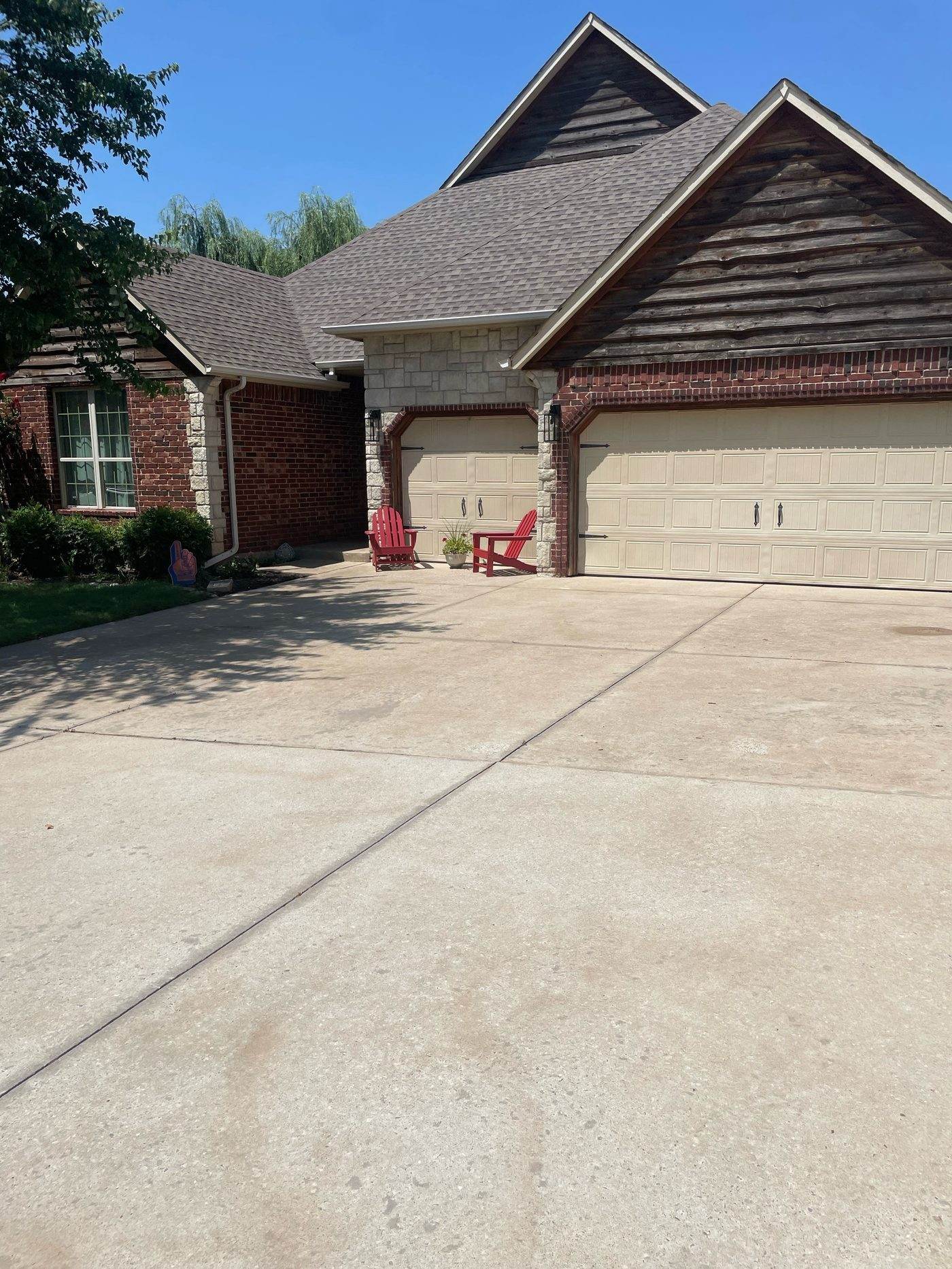 Freshly cleaned driveway in Edmond, OK